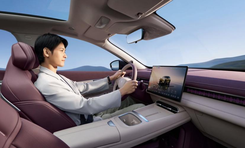 我挺佩服深蓝的魄力。当别人还在20万价位纠结“要不要上激光雷达”时，它直接把华为