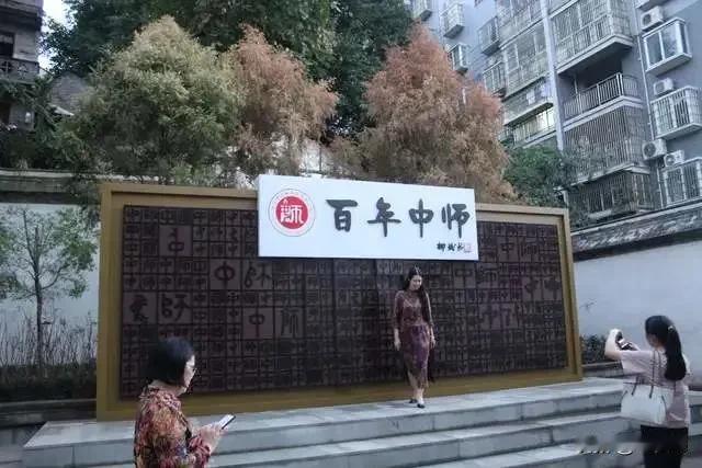 现在的初中都不让复读了，只有休学一说。

我们那时候让复读，特别是农村，教学质量