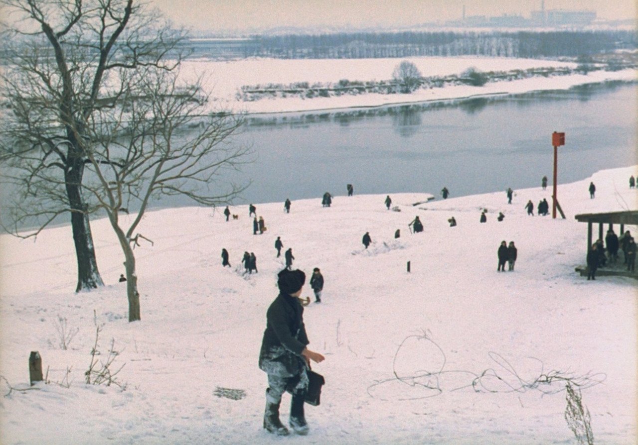 《镜子》（1975）里的冬日雪景导演：安德烈·塔可夫斯基