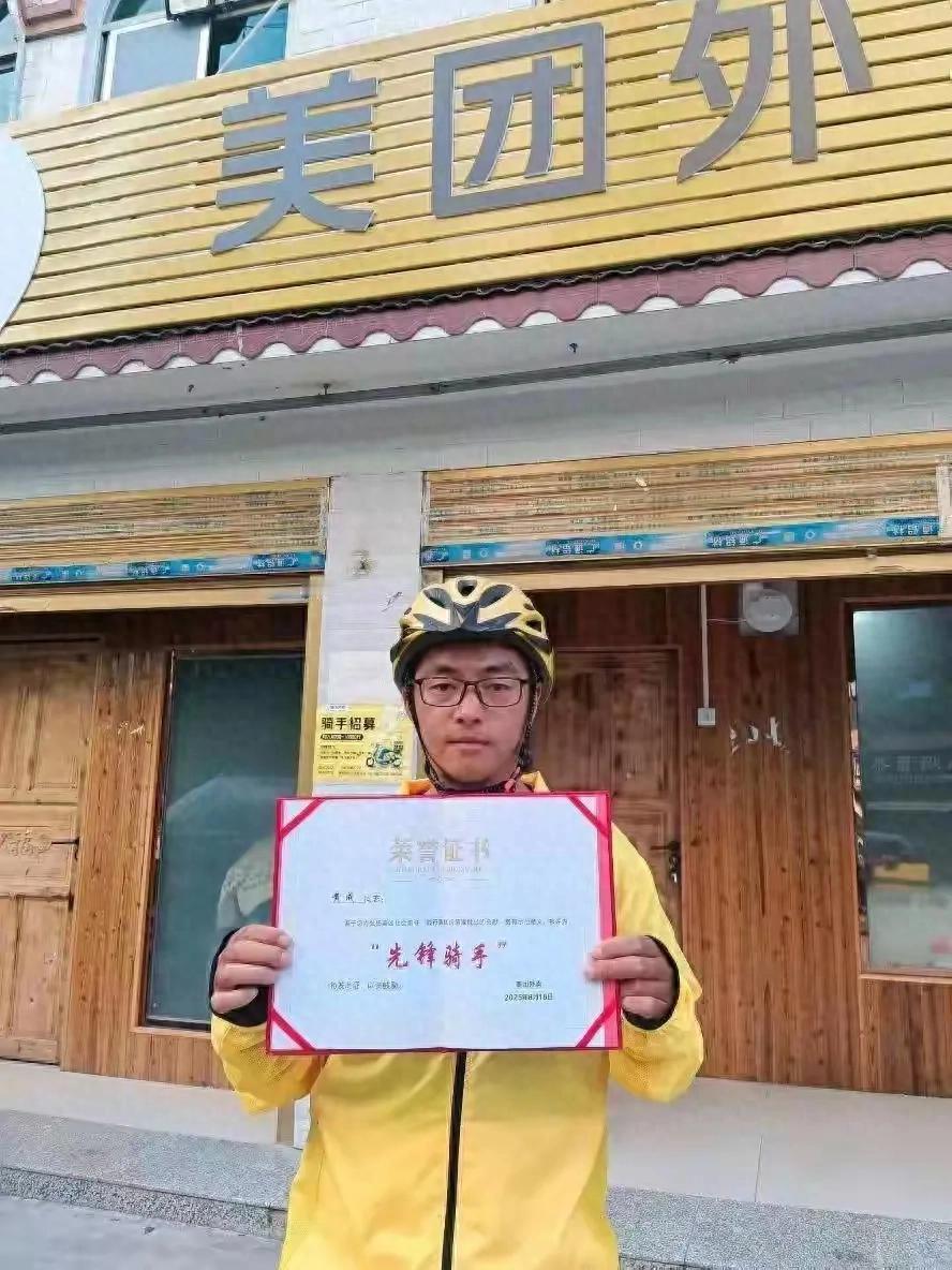 “这个外卖小哥火了!”近日，湖北恩施，一外卖小哥在送餐途中，路过公交站台，突然听
