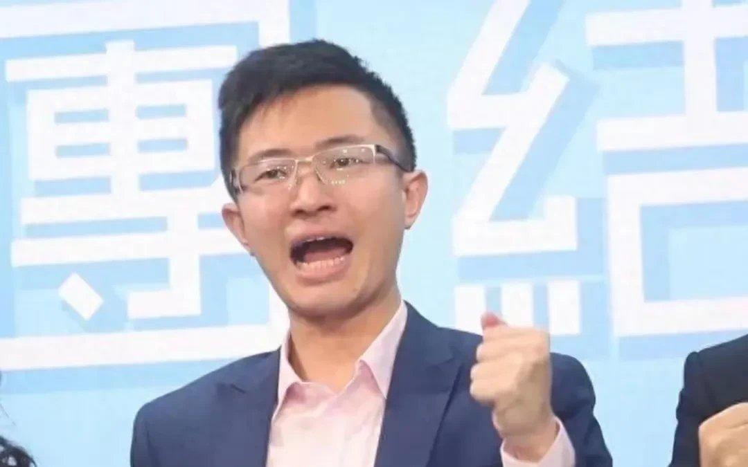 侯汉廷文史知识渊博，口才表达一流。他满怀爱国之情，坚定支持国家早日统一，值得信赖