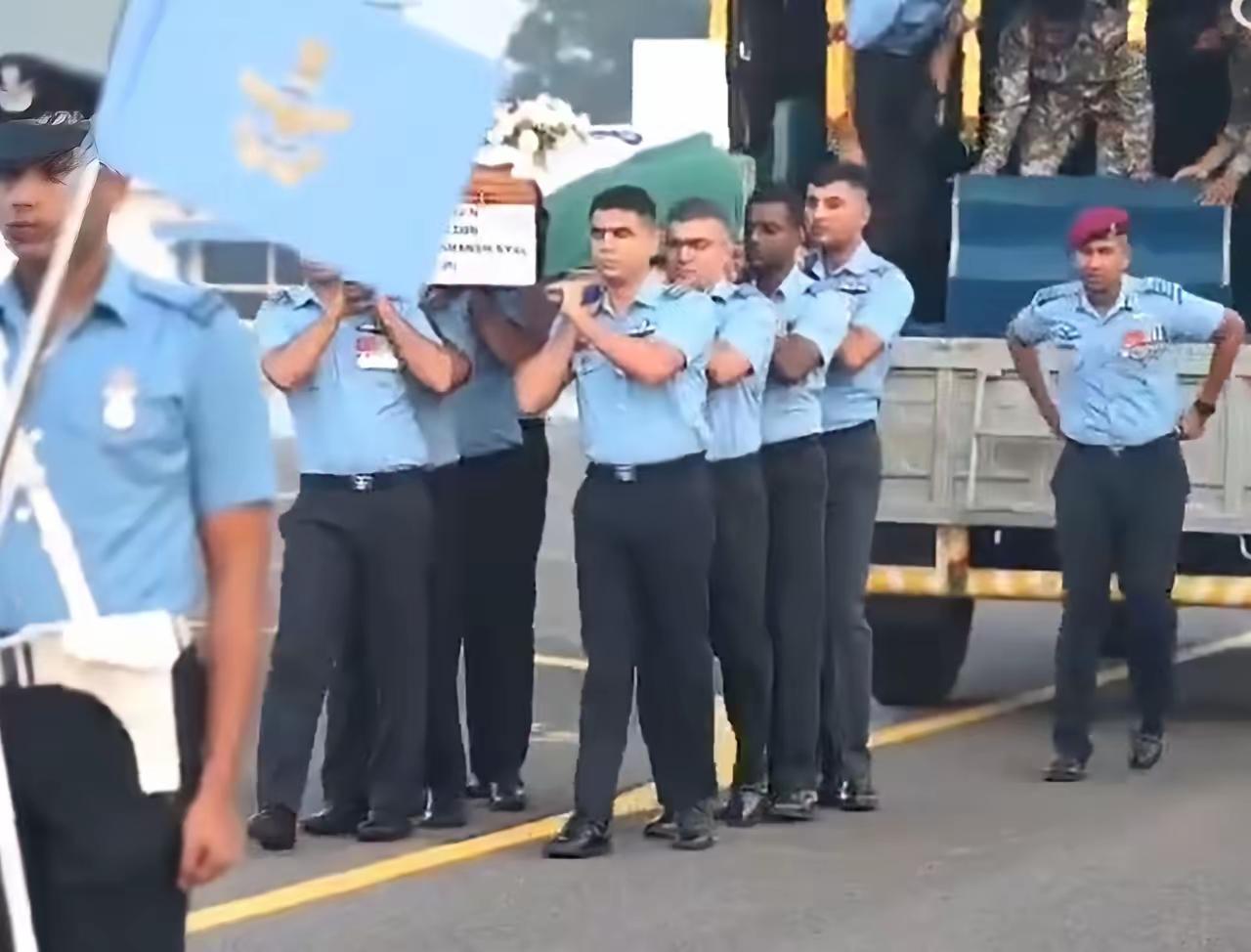 本来不应该吐槽的，但是实在没忍住。

​印度坠机死亡的飞行员的遗体，被送回了印度