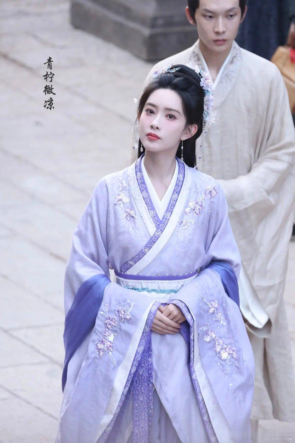 感觉孟子义这个造型没有什么特色啊，跟之前其他剧里面的服装很重叠 ​​​