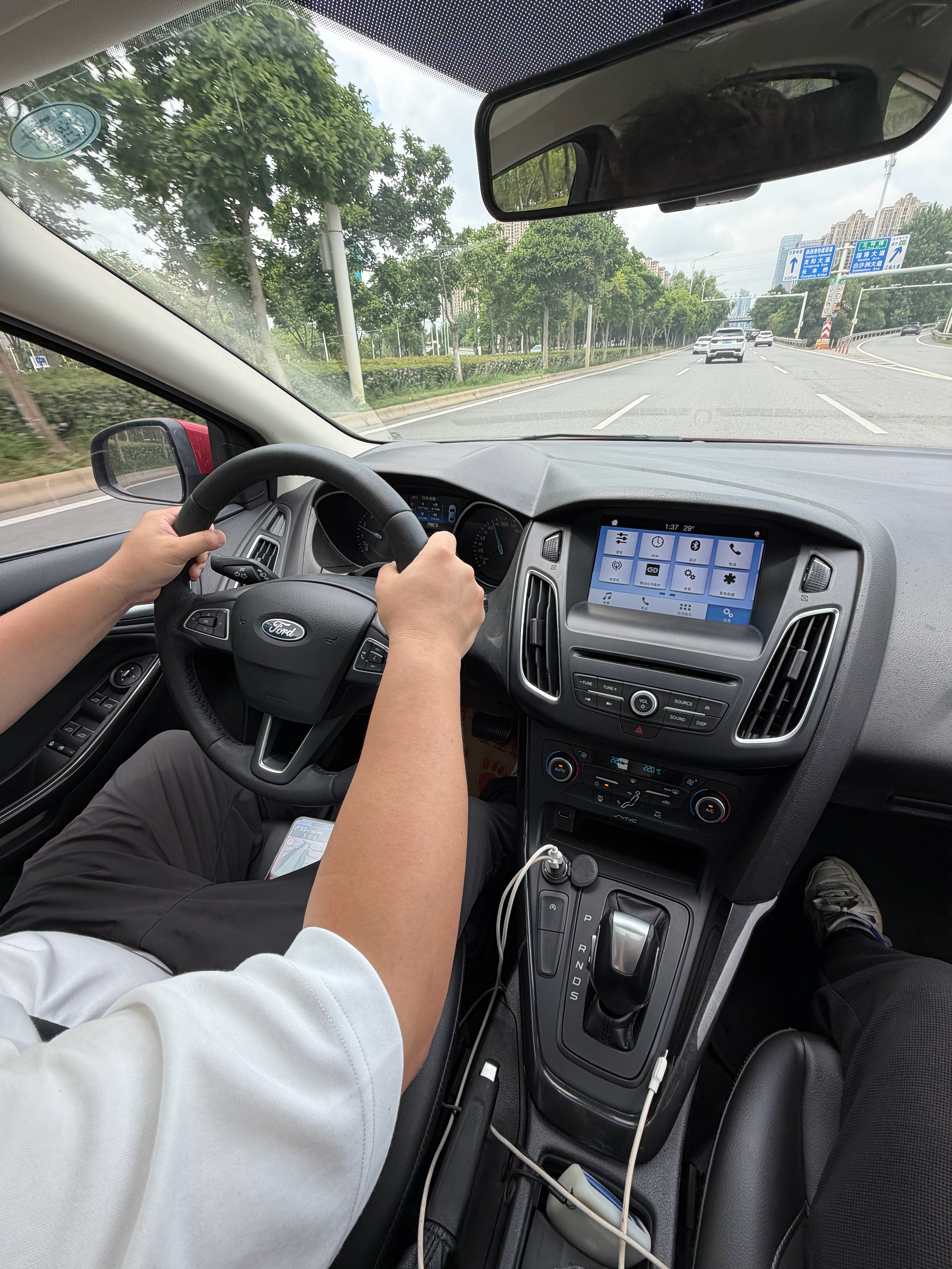 开福克斯出来吃个午饭，然后去20多公里外的地方看个车。 