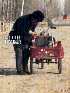 “这不得上人民日报！”山东临沂，一位92岁老人骑着三轮车往路上扔蜂窝煤，路人诧异