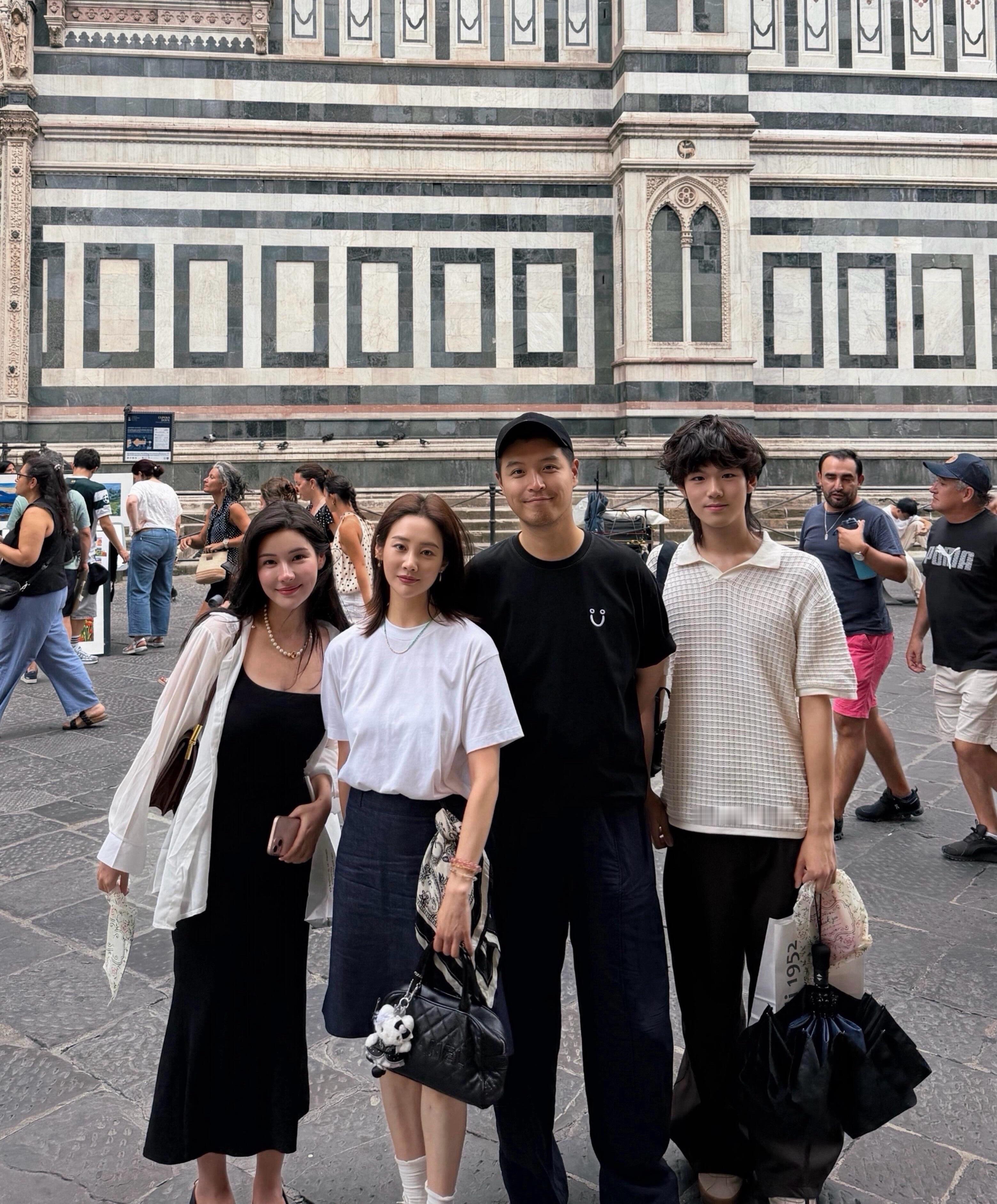网友意大利街头偶遇李纯马頔夫妇在圣母百花教堂附近溜达 