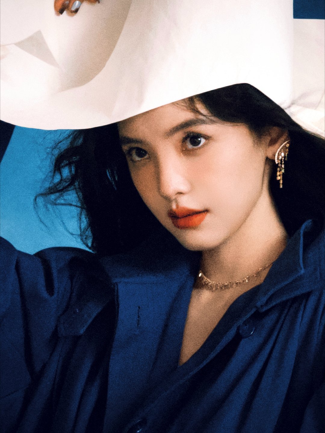 章若楠这组图好美，很有港风的感觉 ​​​