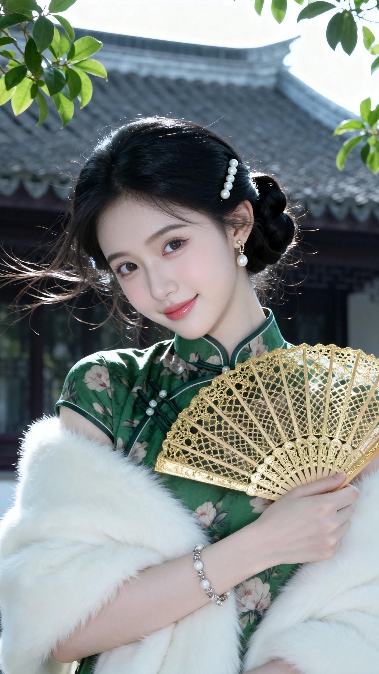 古典与现代的完美结合，绿衣少女手持金扇，优雅动人。绿裙美人 绿花旗袍少女 绿裳古