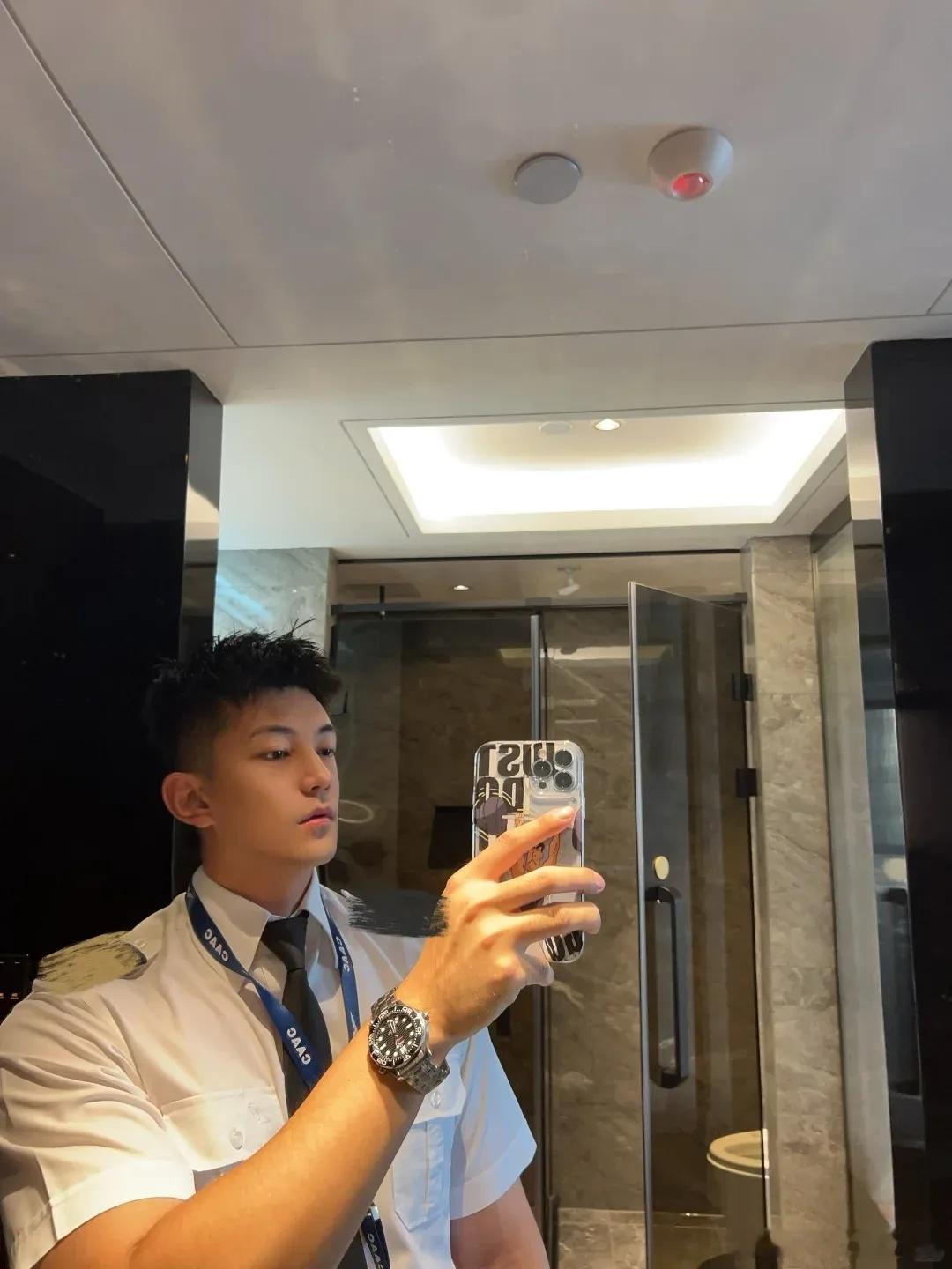 南航最帅空少，私下身材竟然这么好，超浓密腿毛、高颜值无敌啦！空少