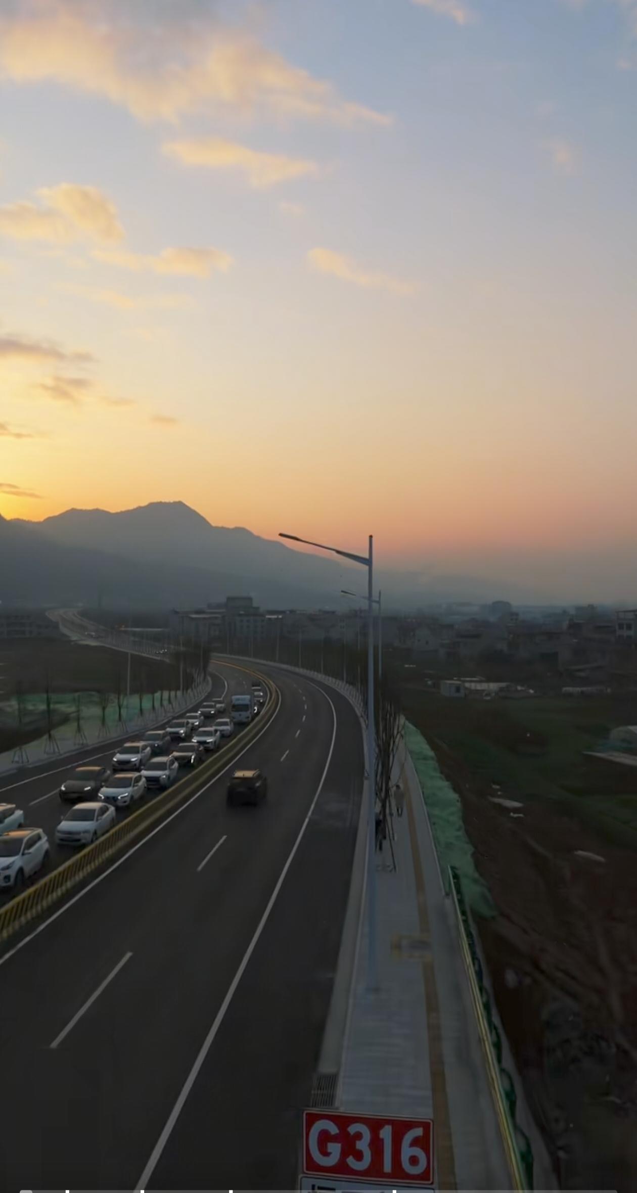 安康月河快速干道通车后最减轻交通压力的是机场快速干道，其次是老316国道，交通压