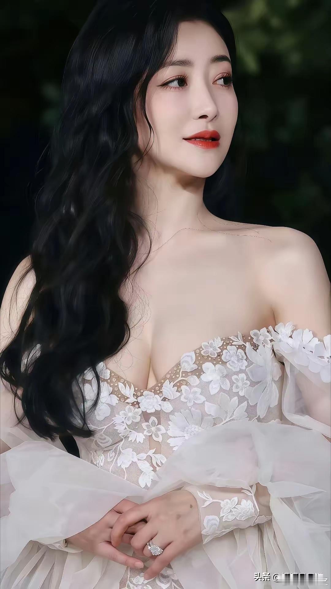 49岁的陈紫函怎么越来越肥美了，  陈紫函婚纱造型曝光，白皙肌肤，傲人身材，完全