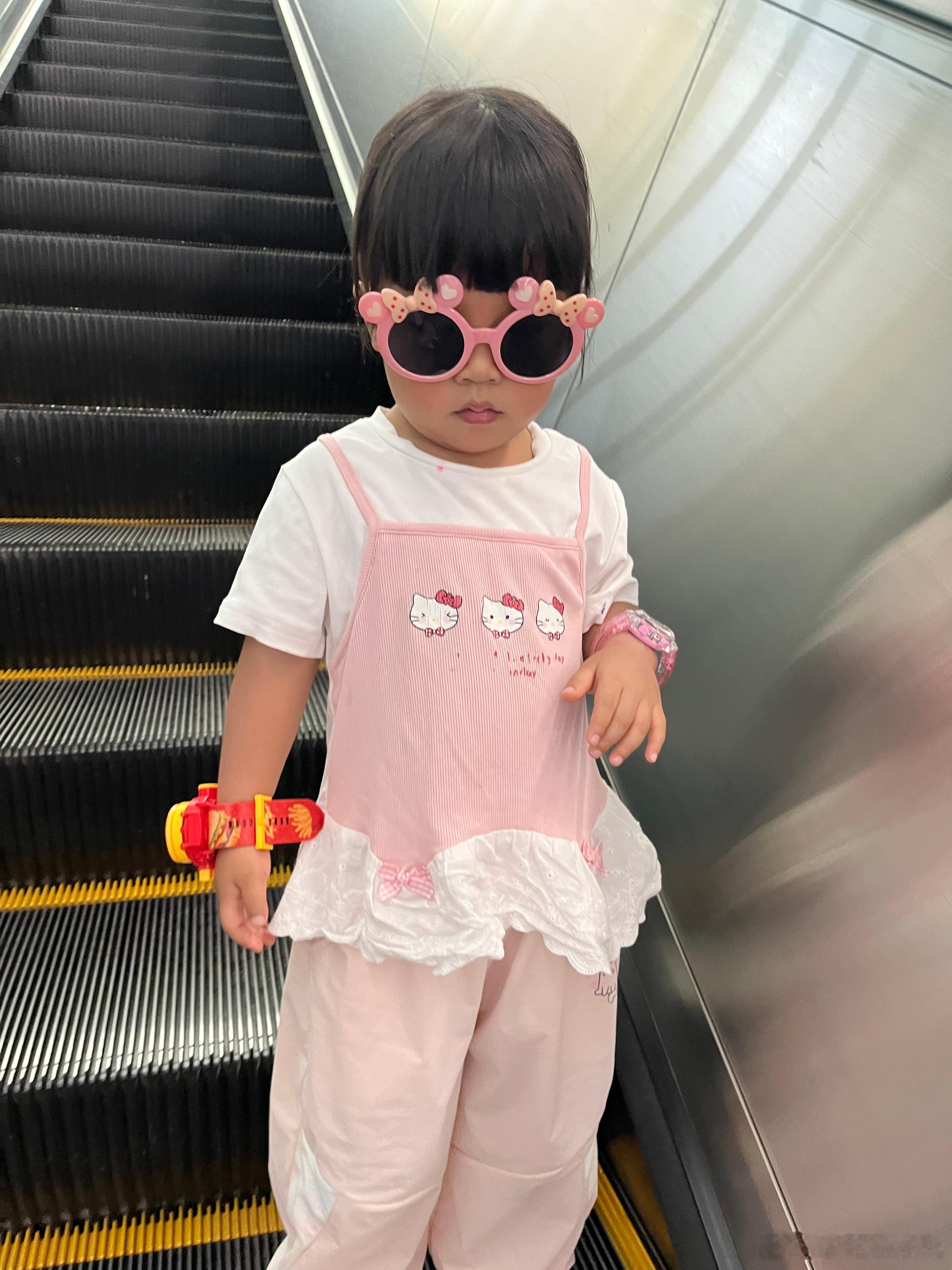 出去玩了，她同学没来，要跳舞，她妈妈也说累，不想来。柠宝说同学不来，一个人不好玩