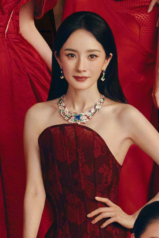 适合戴大珠宝，好美好正的杨幂[给你小心心][赢牛奶]vogue金九单人封面杨幂 