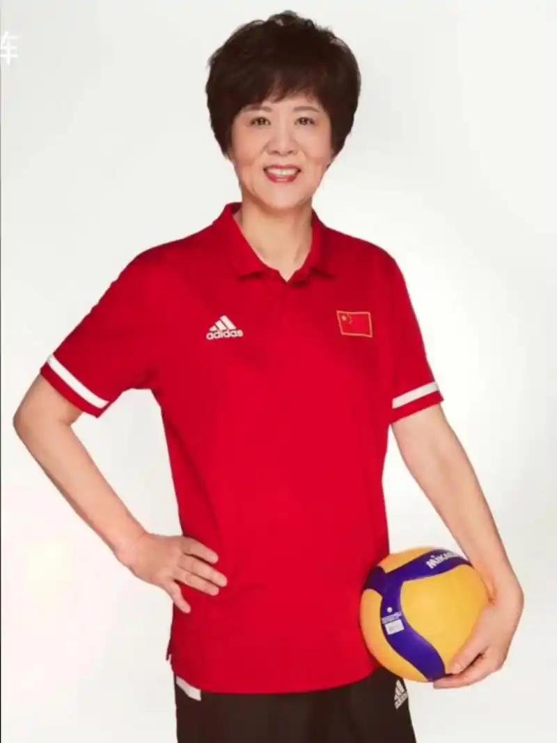 郎平无疑是中国体育界的传奇。运动员时期，她是“铁榔头”，凭借雷霆万钧的扣杀成为球