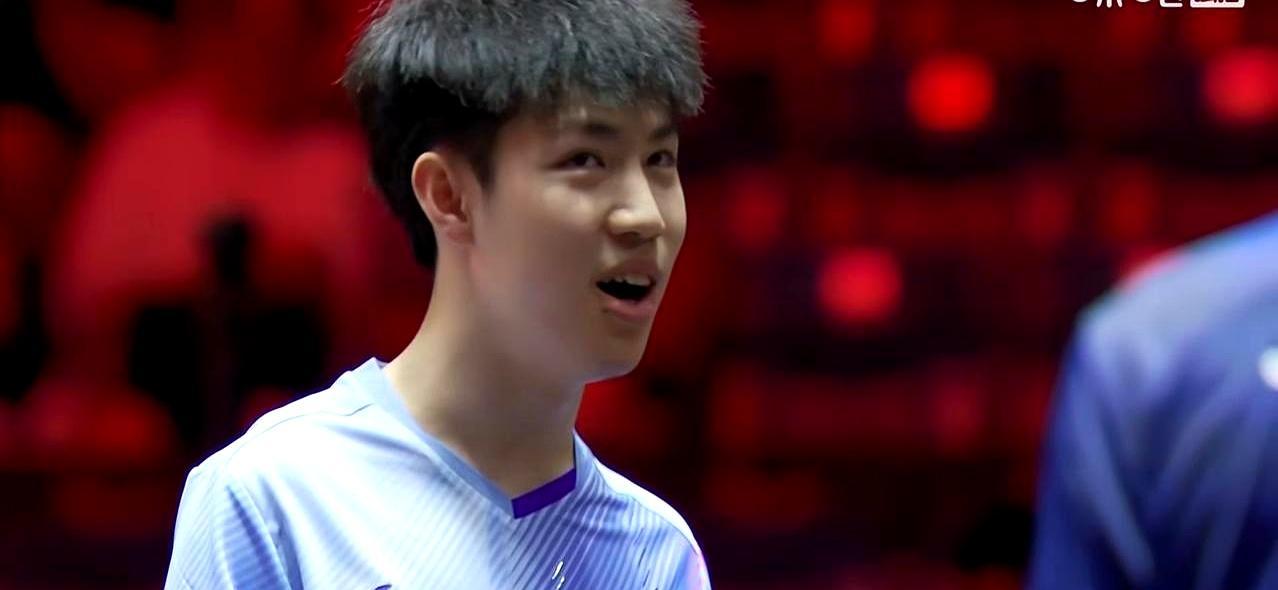 输了比赛，他却笑得比谁都得意。
 
网前那一下，新加坡选手手腕反转，球拍从背后甩