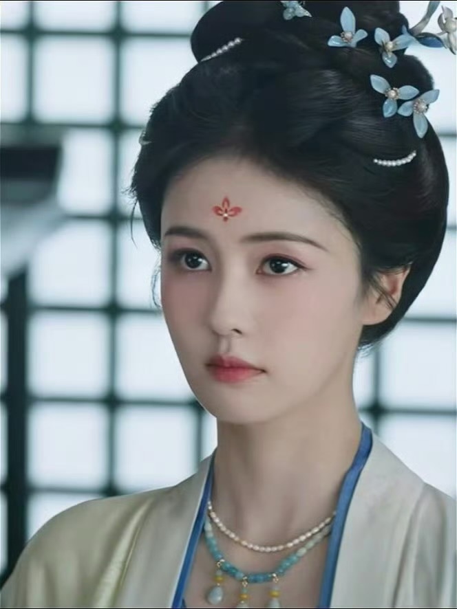 白鹿  “春天樱花席卷而来,夏日蝉鸣不止,玫瑰盛放热烈,与浪漫奔赴,和对你最忠诚