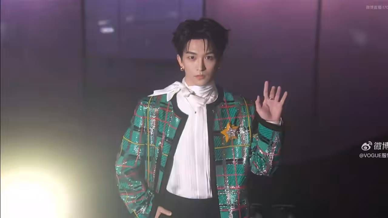 VOGUE盛典红毯黄子弘凡登场✨一身华伦天奴格纹外套造型，风格大胆鲜活，秀场感直接拉满，网友玩梗调侃
