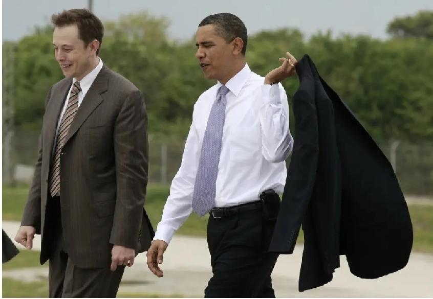 当年的奥巴马和马斯克，白衬衣上系领带，边走边聊的样子都很帅。
如今的他们也老了，