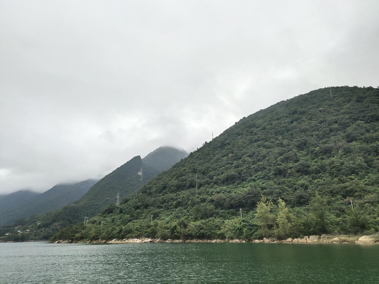 朋友说，以后暑假再也不带孩子出去旅游了。他带着2个小孩去玩，没3个小时就回来了，