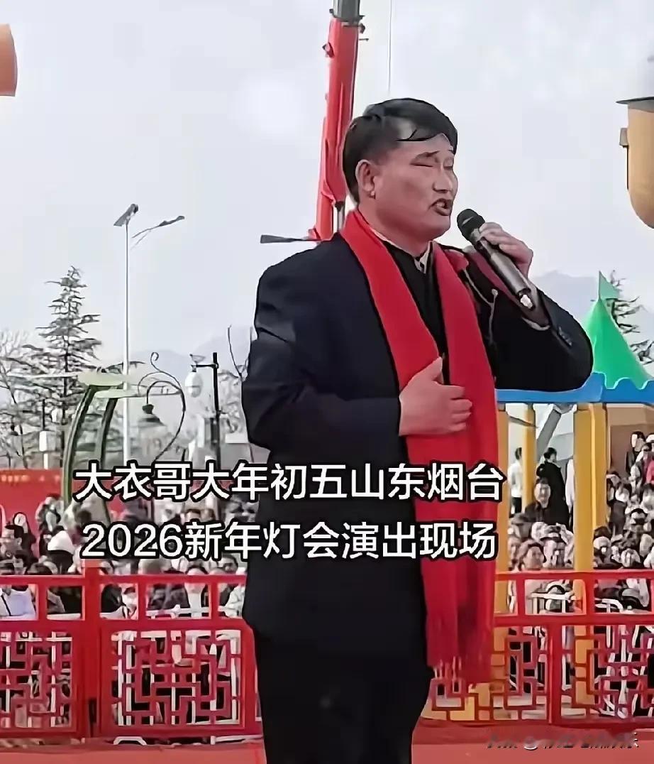 唱3首歌就赚18万，大衣哥正月初五就参加商演了，热度还是一样高。

难怪大衣哥女