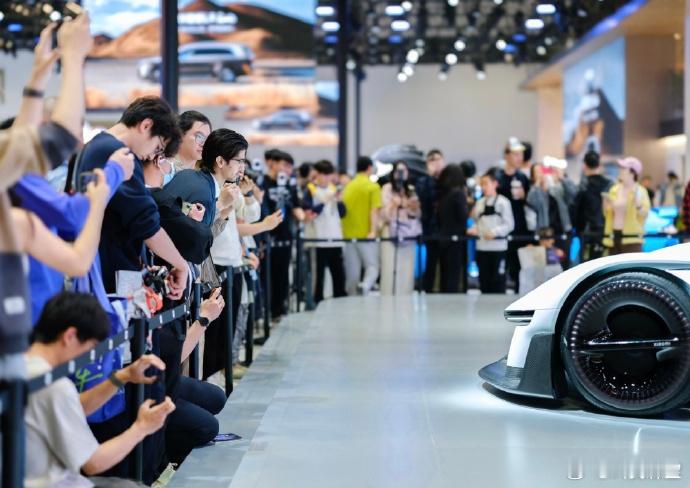 老外踮脚看中国智造北京车展上，小米展台的人气火爆。不少外媒踮起脚尖、伸长脖子，手