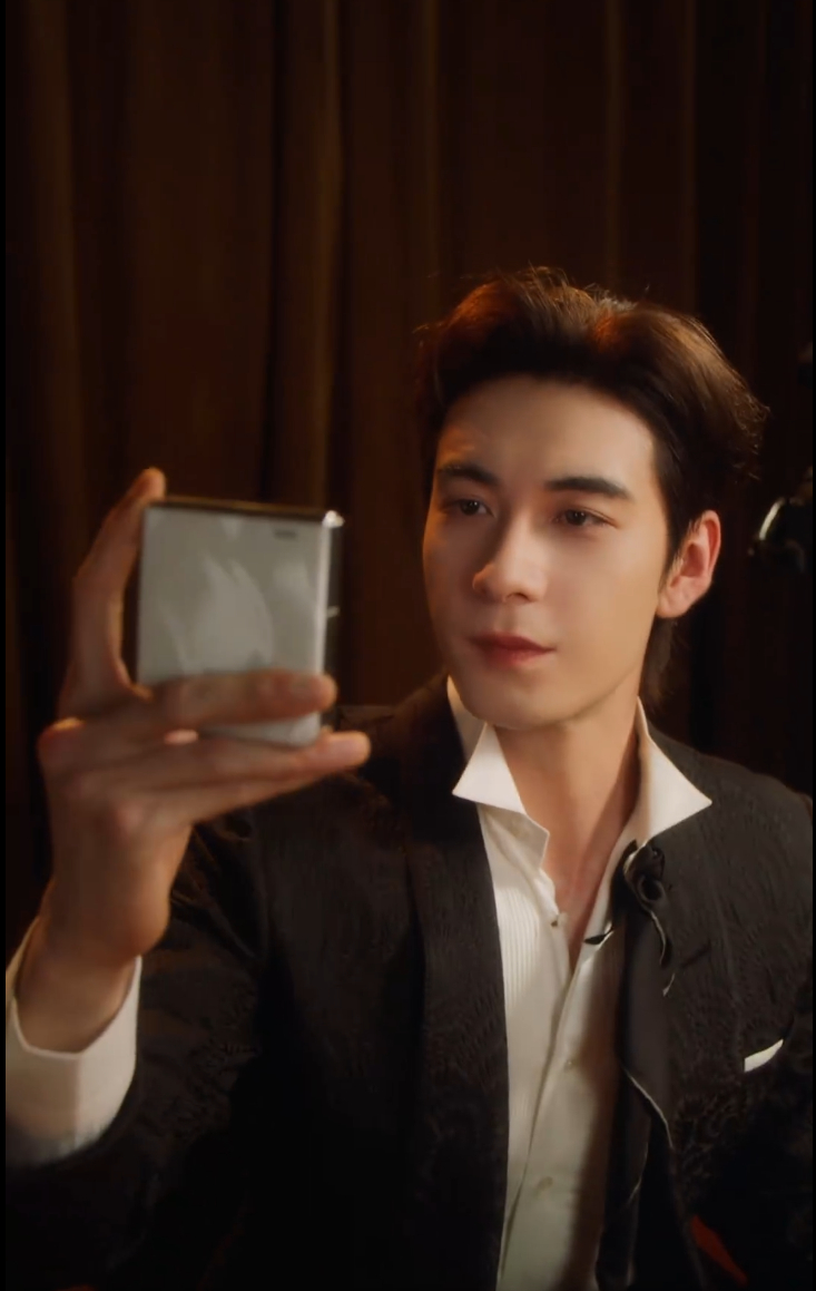 小折叠发布男明星代言不少了，怎么会说男生用小折叠手机会奇怪呢？小折叠屏非常方便携