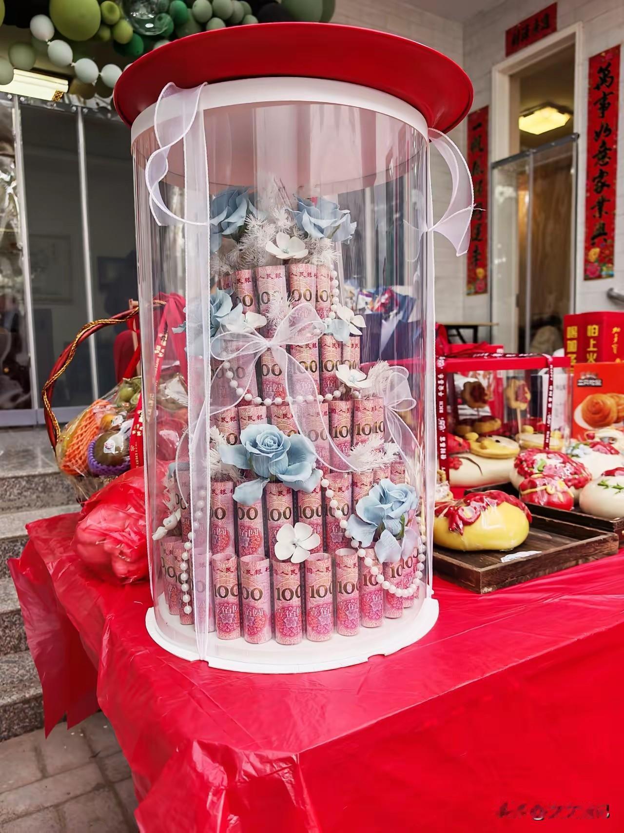 山西运城一孩子过十二岁，两个姑姑直接拿出两万元编成钱塔，这排面也太大了

山西运