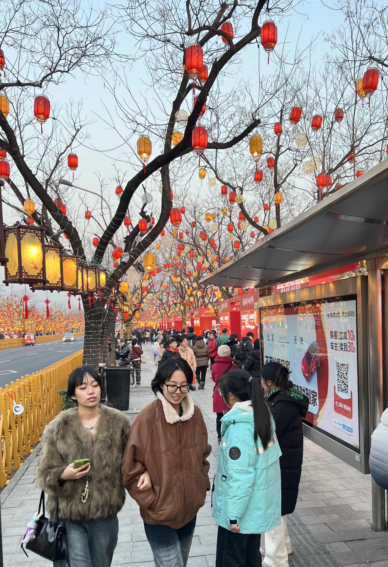 同庆街早早进入春节模式。颐和园东门牌楼前的同庆街建于清乾隆年间，距今已有近三百年