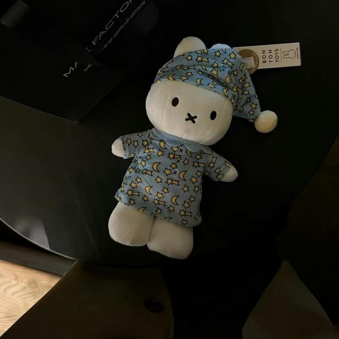 夜色是流动的琥珀，将整条老街都浸在里面。灯火从檐角垂落，碎成满地温吞的光斑，风一
