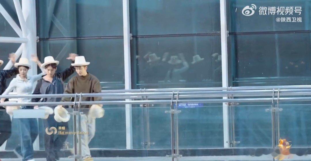 马年利君行安康伴一生 2026丝路春晚 利君携手杂技《绽》，致敬力量之美，愿你2