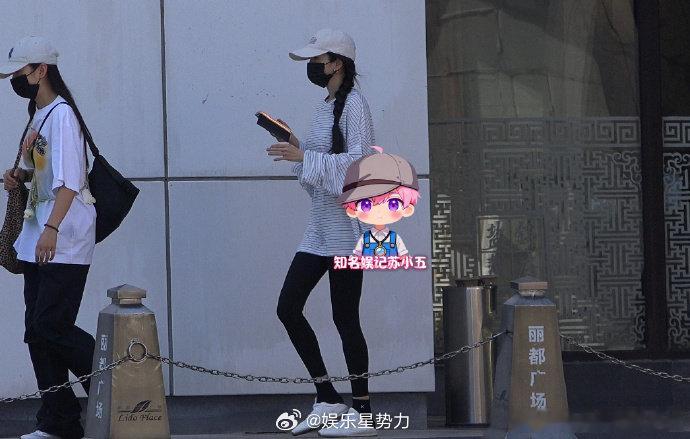 杨幂去练瑜伽了 杨幂日常 练练练 又捕捉到杨幂健身打卡瞬间！低调帽子口罩造型，一