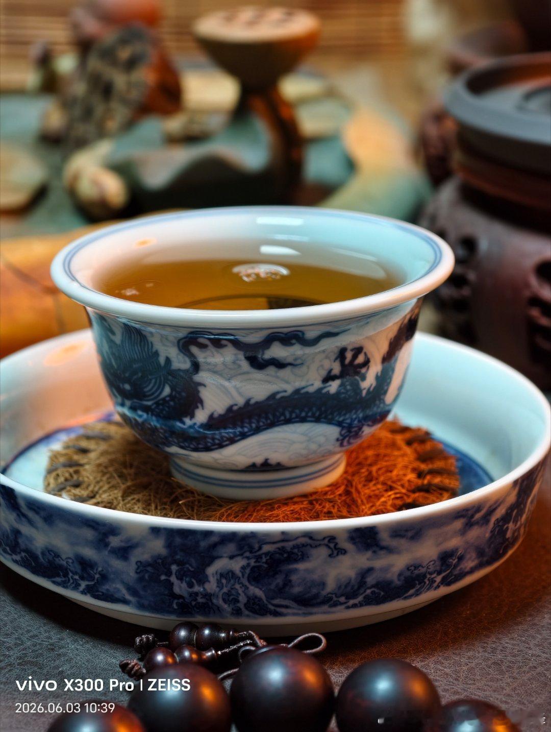 以茶静心，以心度日，茶不语，却懂人心；人不言，自有从容。