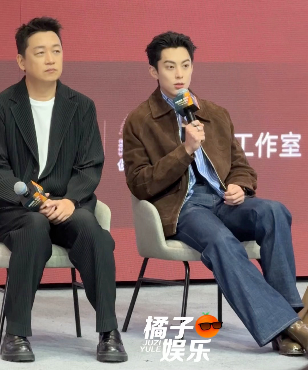 师徒俩雷霆坐姿对比🈶：一个直着身子内八一个贴着椅子背勾腿潘粤明王鹤棣坐姿对比