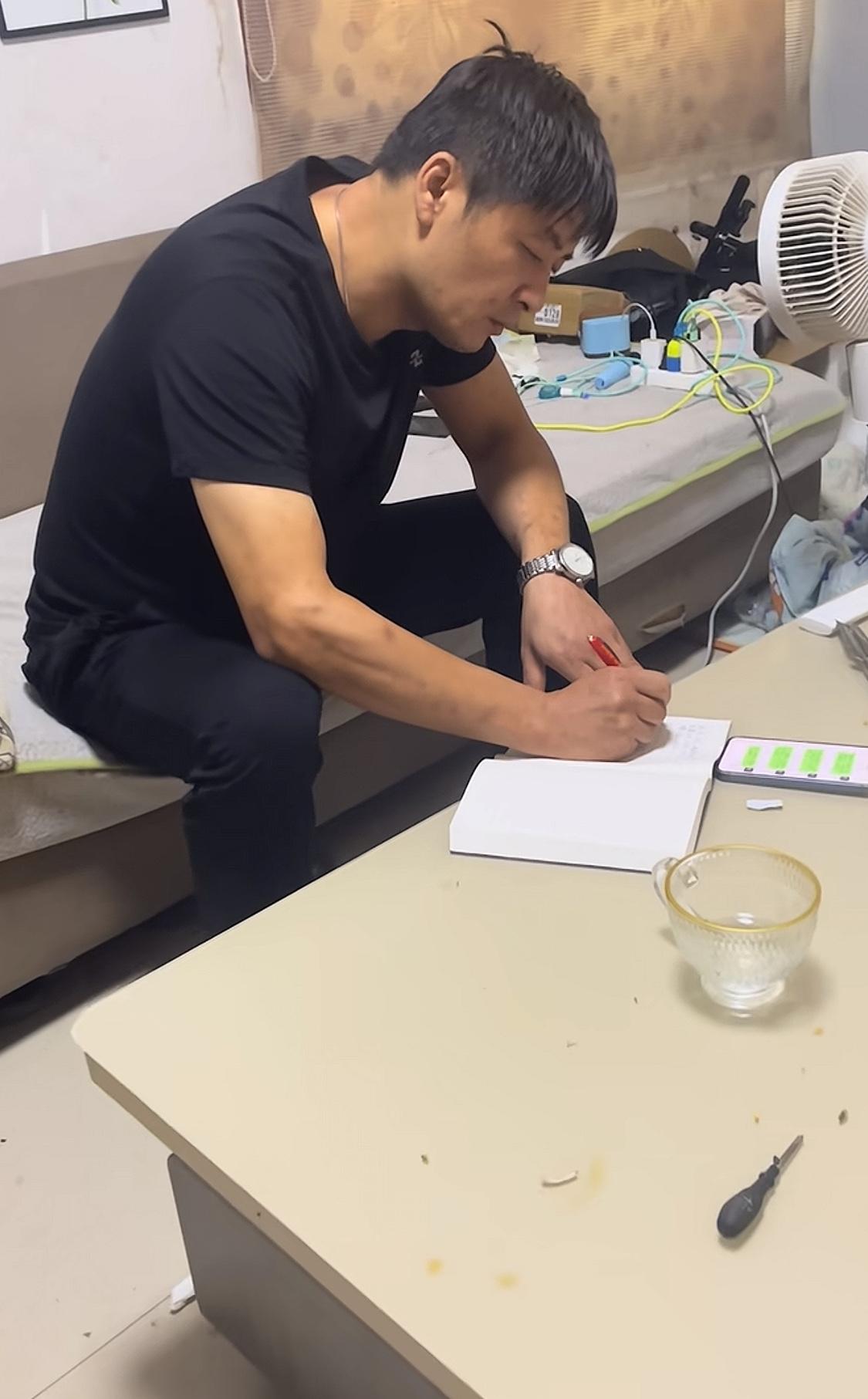 张雪峰老师如果知道大家都去看那个和他长得很像的烧烤摊师傅，一定又要美滋滋的了，这