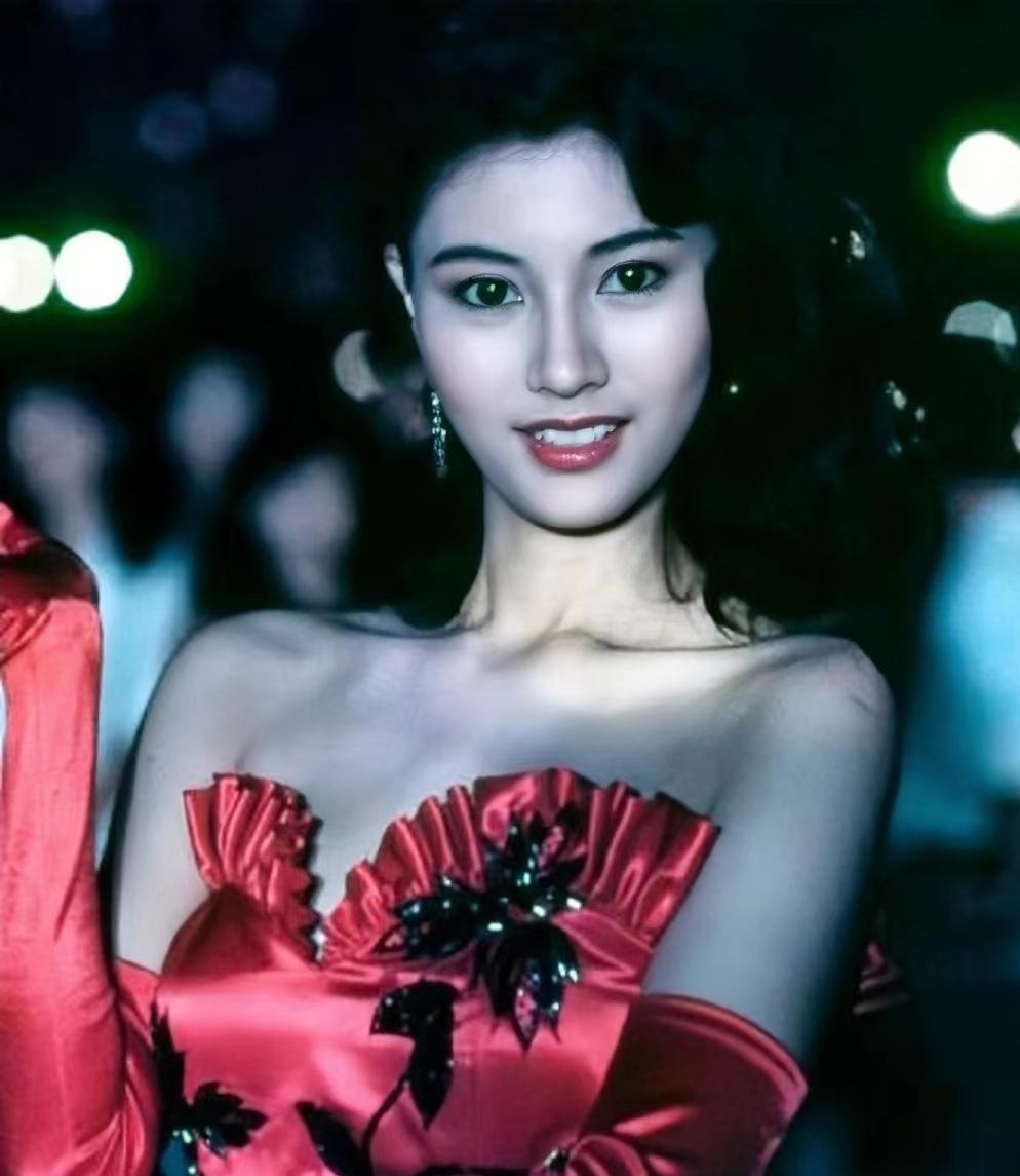 年轻时的李嘉欣，美晕了，就是太瘦了没女人味，连王晶也承认:天生镜头脸，但身形像根