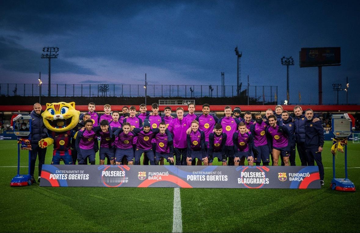 巴萨昨晚在克鲁伊夫球场进行了新年公开训练课❤️💙佩德里和阿劳霍与球队合练，奥尔