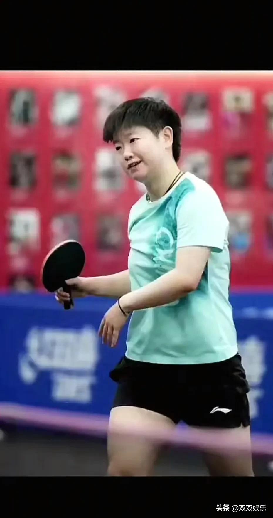 国乒小魔王孙颖莎备战世界杯 训练场表情包萌翻网友  

4月3日，中国体育记者发