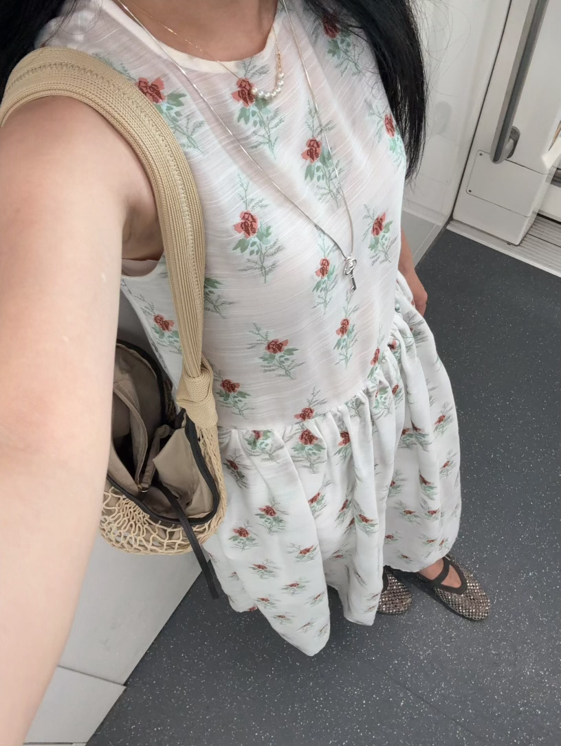 姐姐来杭州啦，去找她吃饭出门约会还是连衣裙方便往身上一套，化个美美的妆就可以出门