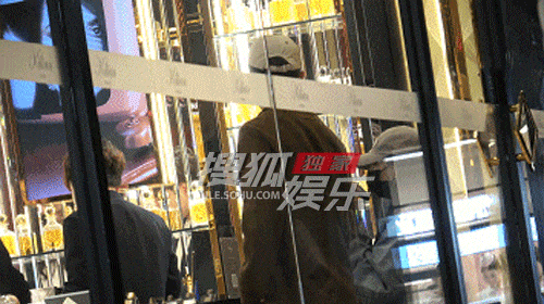 张雨绮和男生逛街张雨绮与男生逛街 张雨绮逛街买香水逛鞋店，一位年轻男士全程陪伴，