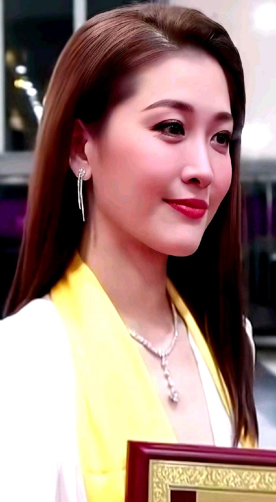 傅程鹏没抛妻弃子，只是换了个家过日子。
程愫带娃拍戏，他带娃骑马，各自安稳。
没