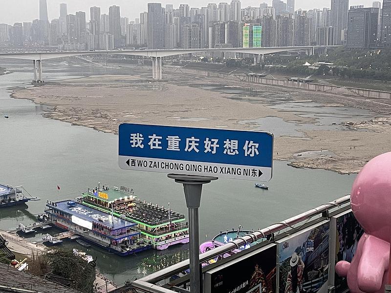 要说带“君”的诗句，那我首推“我住长江头，君住长江尾”。这句诗出自李之仪的《卜算