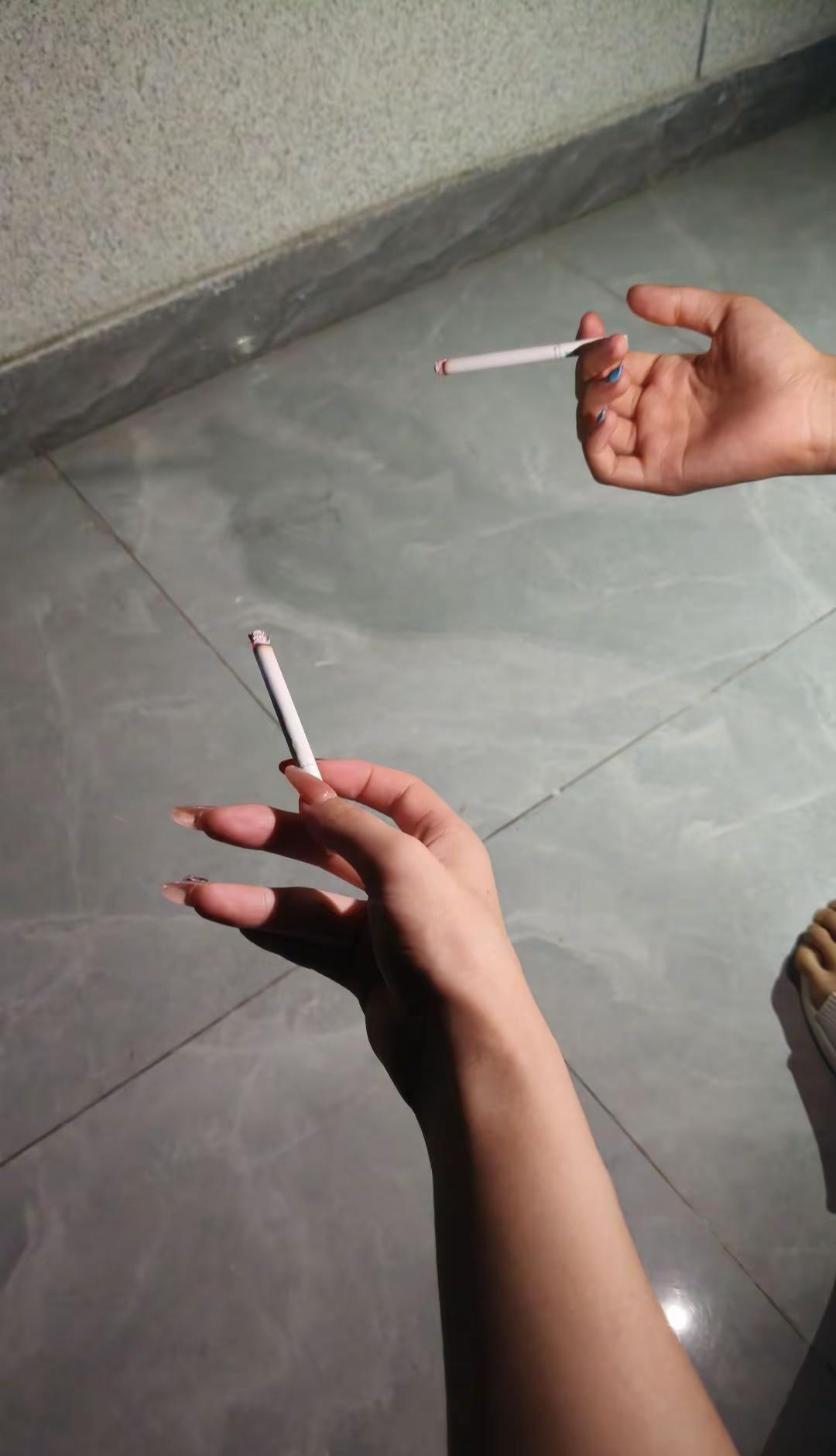 不爱我也没放过我。分手的四个月 我们一直都是合格的前任 彼此消失在对方的生活中 