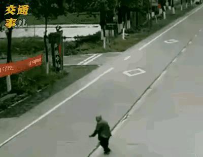 大爷急匆匆地横穿马路。
几十年来，他都是这样过的，急匆匆地上班，急匆匆的下班，急