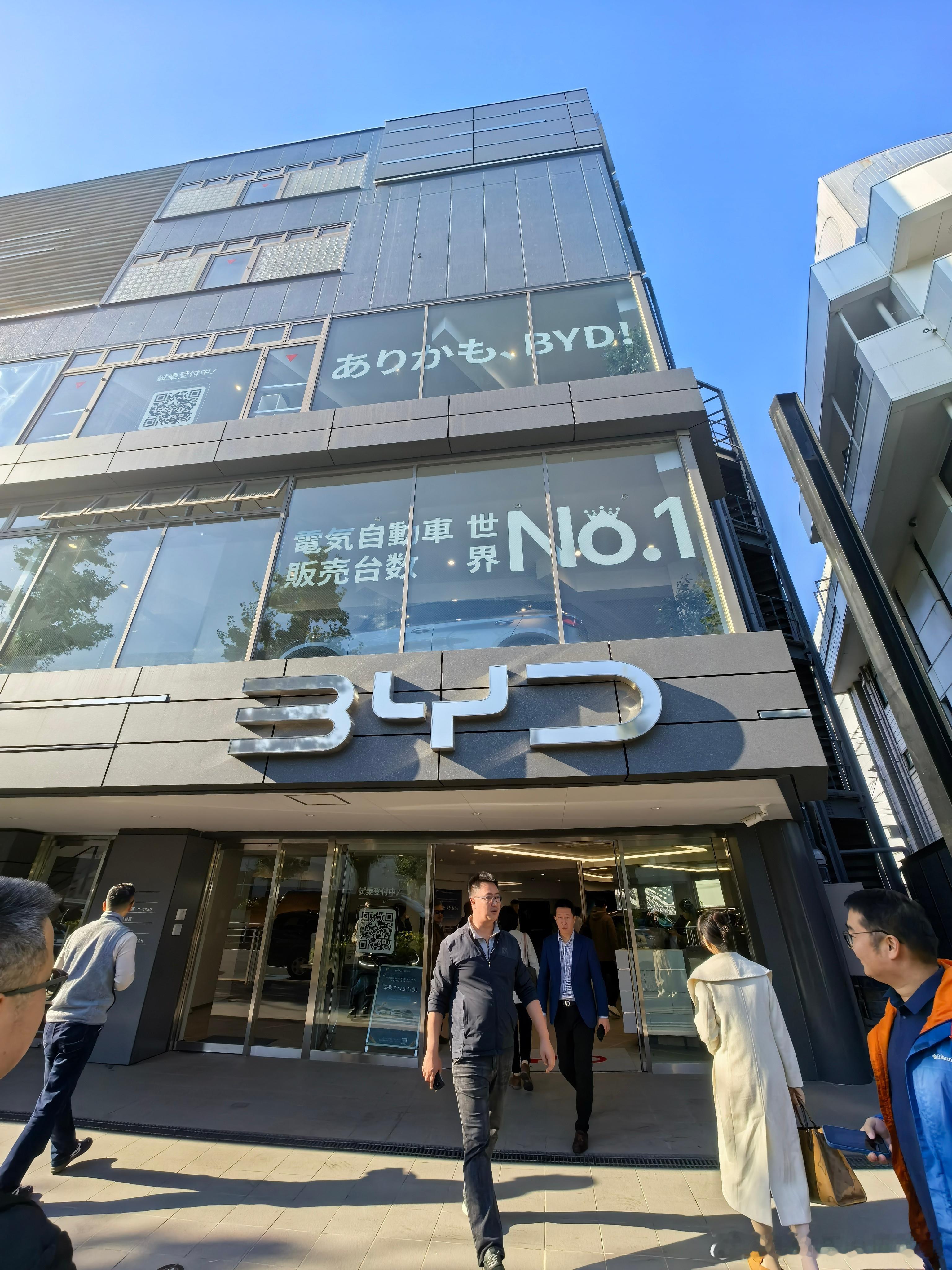 比亚迪在东京市区经销店。一层摆车，二层也摆车，三层是洽谈室。店里有免费的小吃和饮