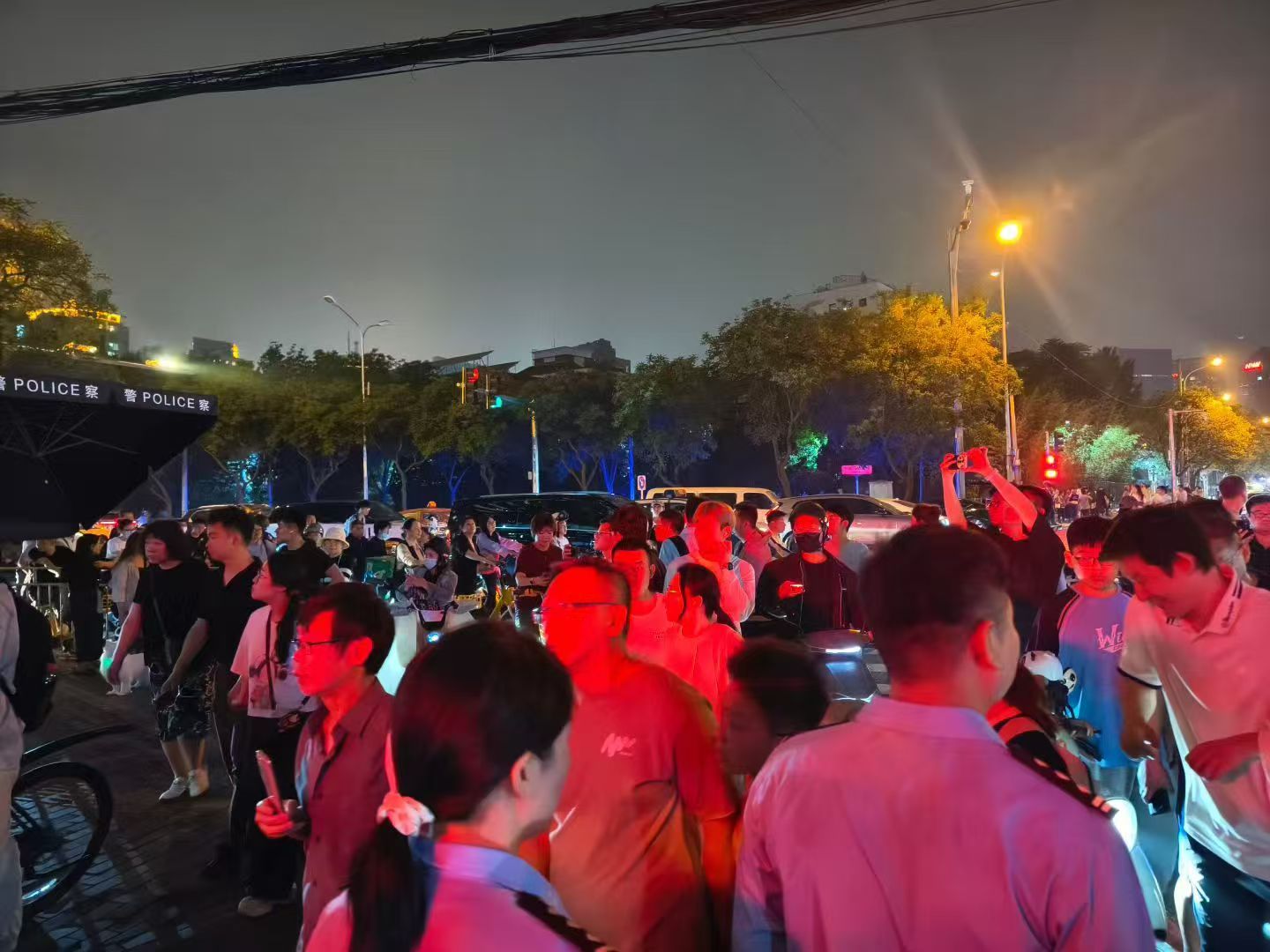 一觉睡醒好多朋友圈的北京人在宾馆门口蹲特朗普入住，我真笑死了。 