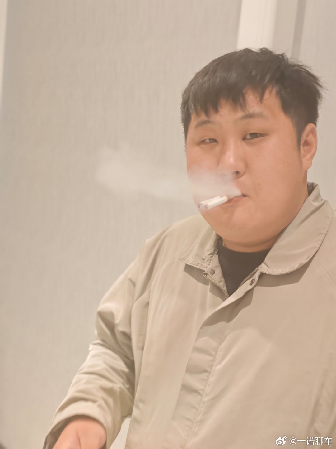 我这哥们儿真是个神人 他说这烟劲儿小 抽两根才得劲儿 哈哈哈哈哈哈哈哈哈哈哈哈哈