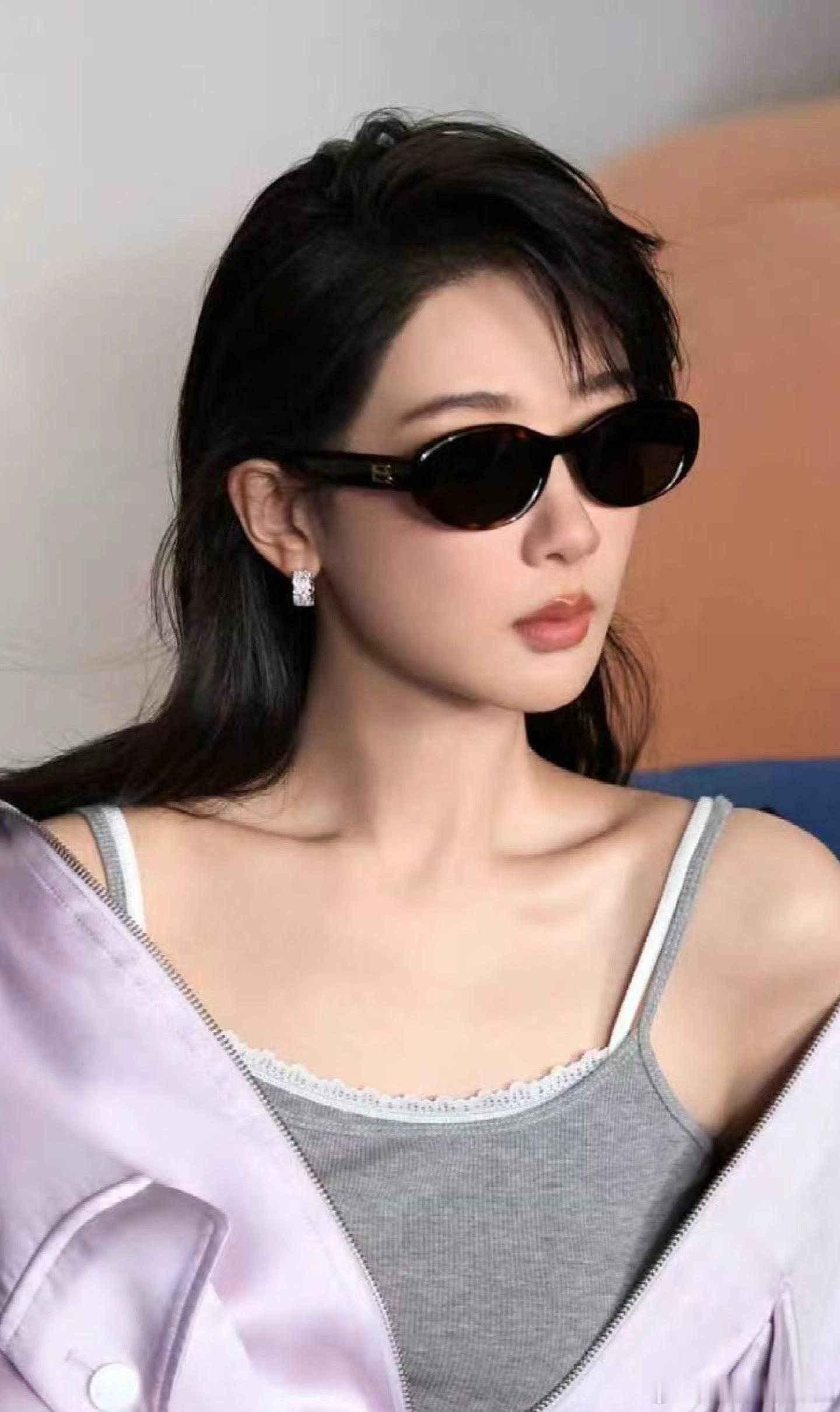 杨紫最新花絮物料，完全不一样的感觉，今天是酷girl 