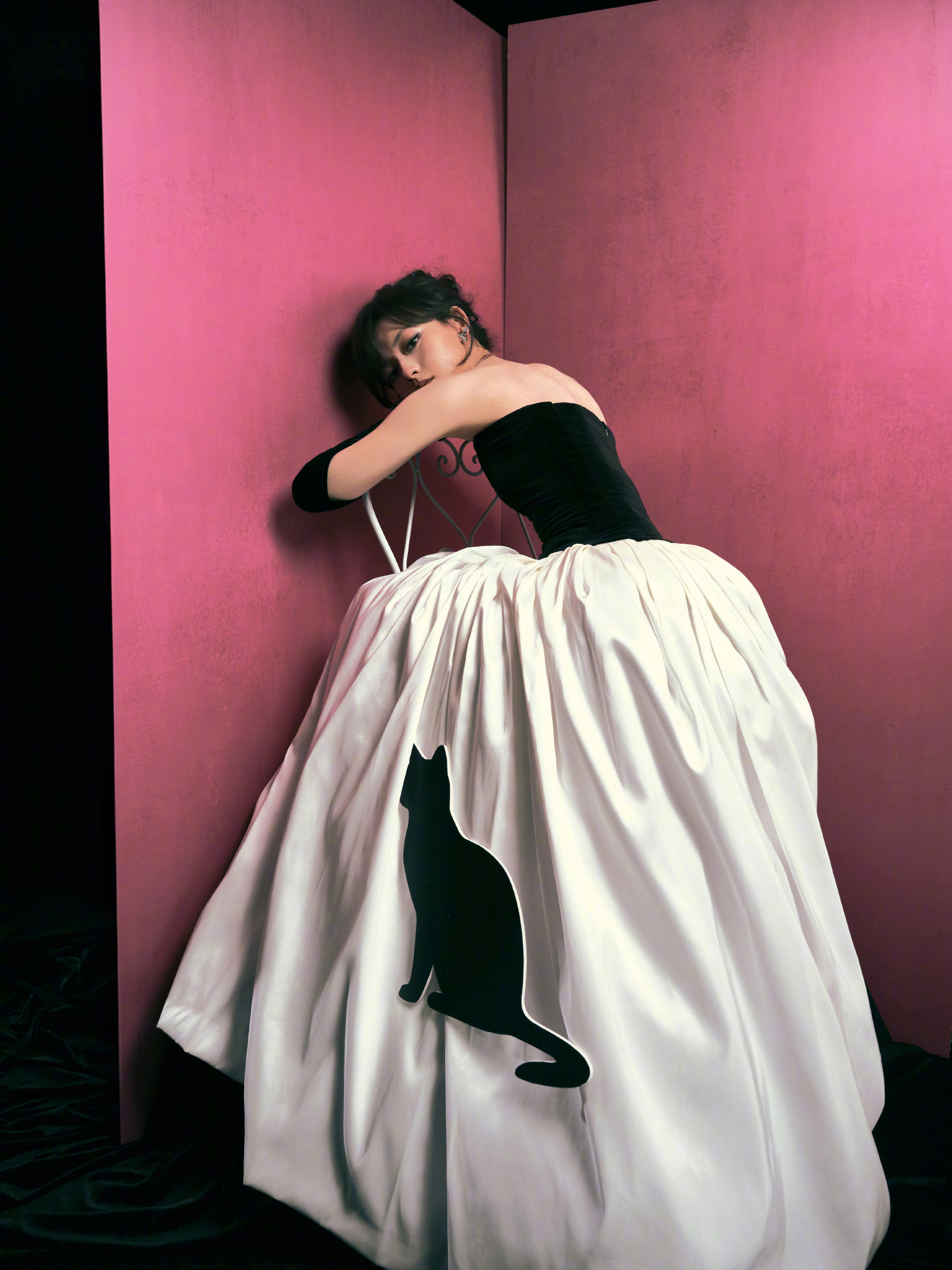 文淇的裙子上有只小黑猫文淇微博之夜红毯出图，女孩👧郁金香🌷小黑猫🐈⬛ 