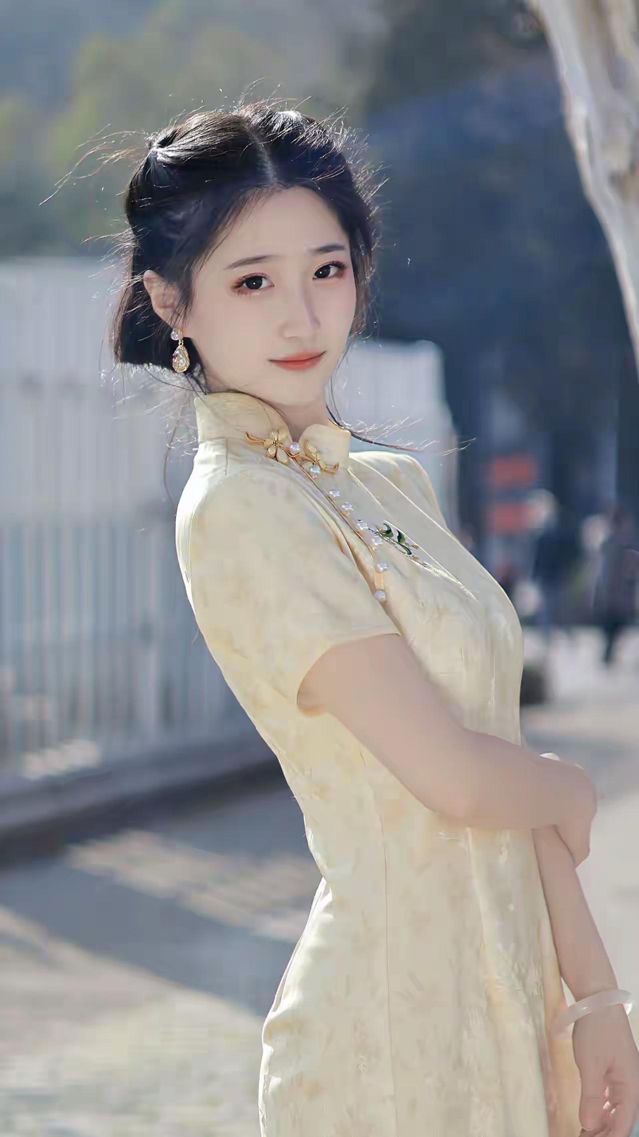 旗袍给予什么样女性美?这组照片中的女子身着一袭淡黄色旗袍，将东方古典的温婉与灵动