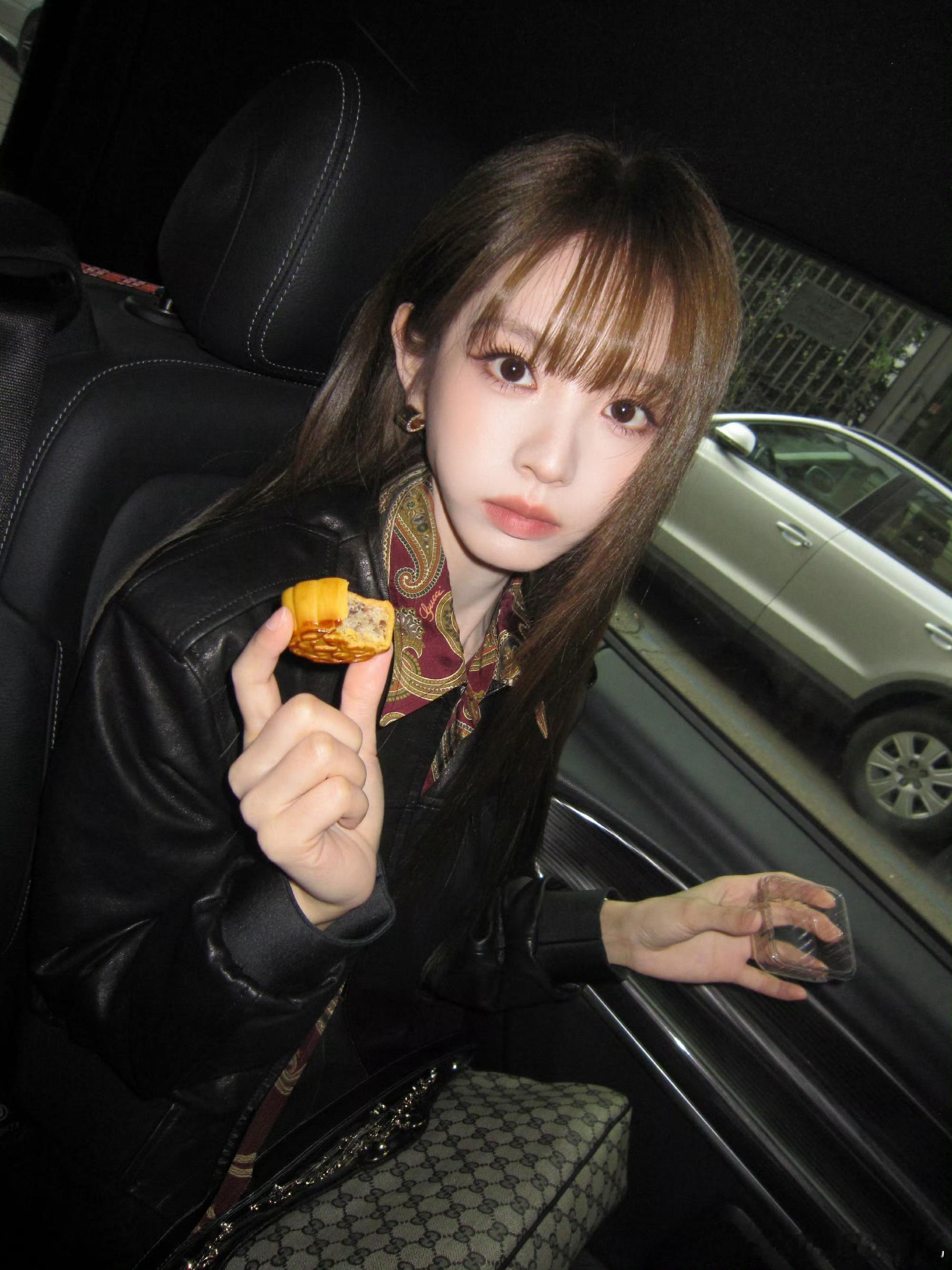 田曦薇意大利最有腔调的女人田曦薇米兰最有腔调的女人 黑色皮衣套装一上身，田曦薇真